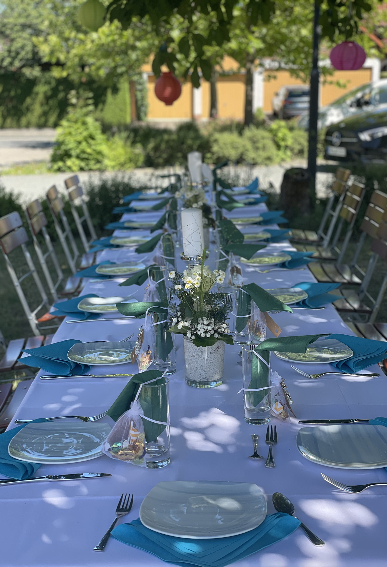Gedeckter Tisch auf der Terrasse
